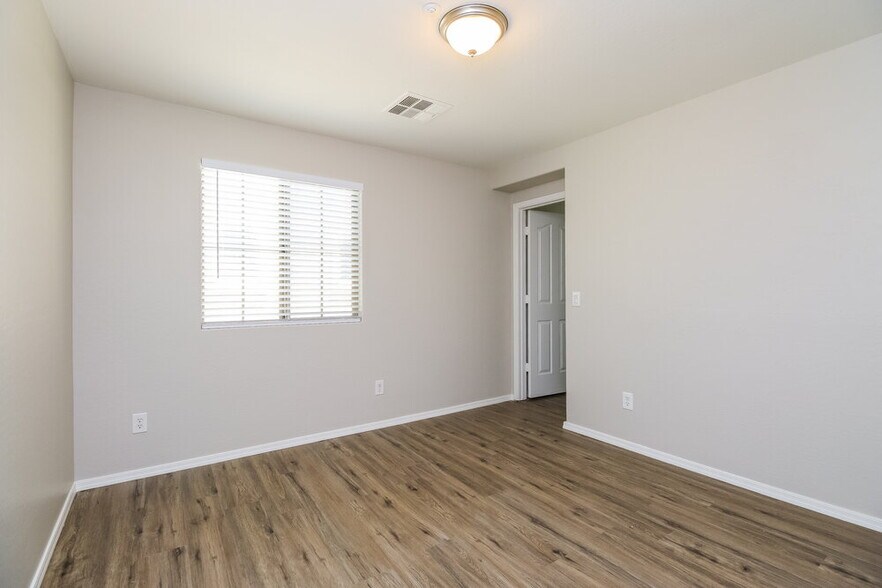 Building Photo - 3234 E Sports Dr