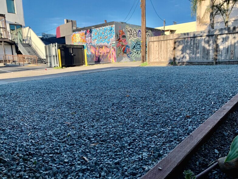 parking for 4 cars - 1258 Essex St