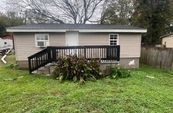 Building Photo - Charming 2BR Home with Large Front Porch & Spacious Kitchen