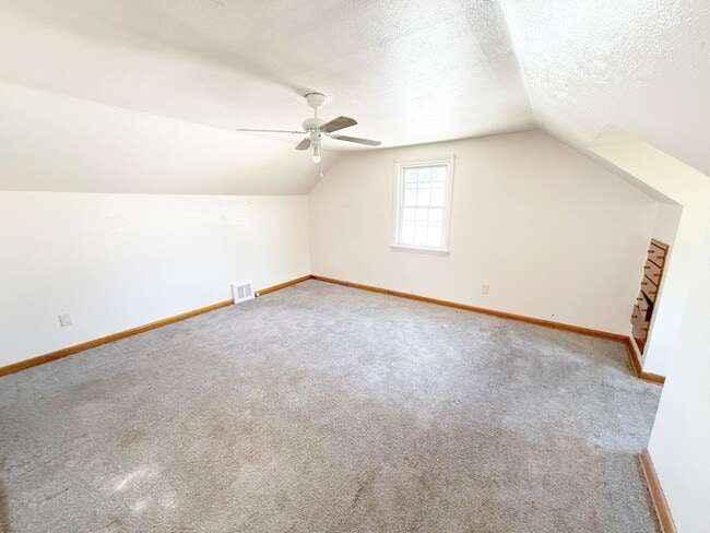 Building Photo - 3 BED 1 BATH BEAUTIFUL SINGLE FAMILY HOME ...