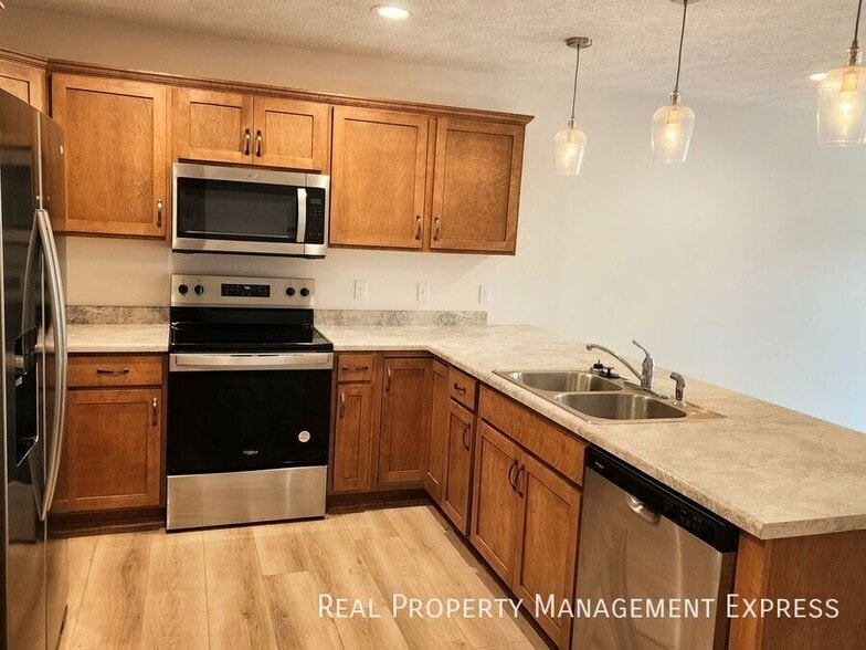 Building Photo - 3 Bedroom 2.5 Bathroom Townhome