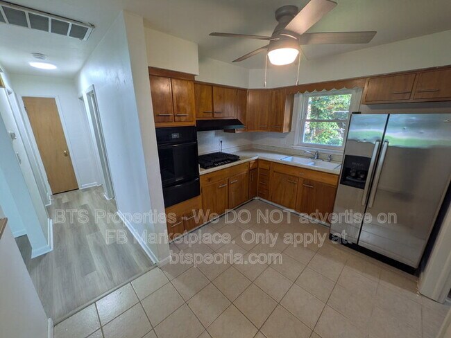 Building Photo - 622 W Laclaire Ln