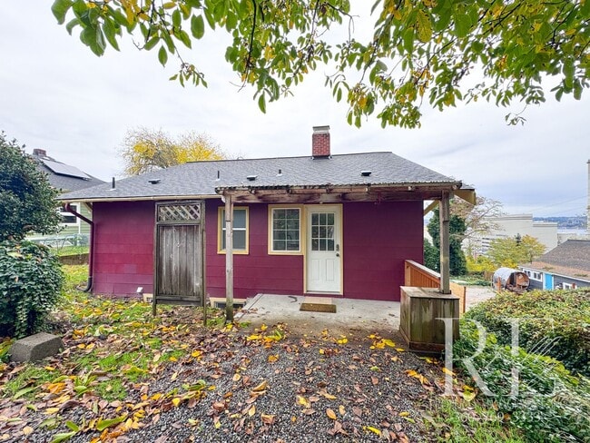 Primary Photo - Charming Upper Unit with Modern Kitchen, Wraparound Layout & Walkable to PSNS