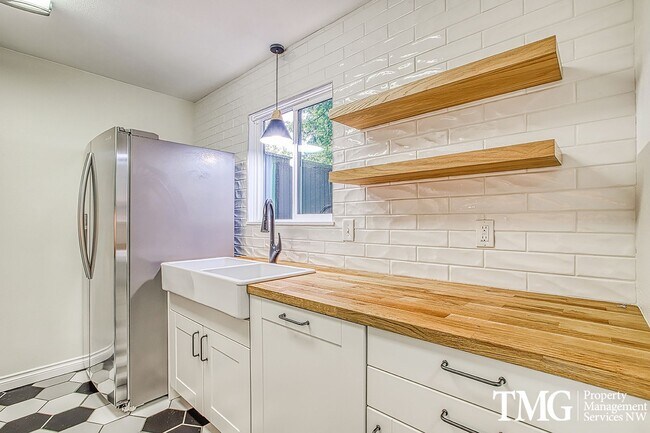 Building Photo - Inviting Townhome with Garage and Communit...