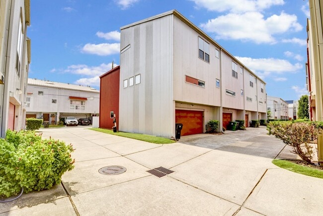 Building Photo - Modern Townhome In The Heart Of Midtown!