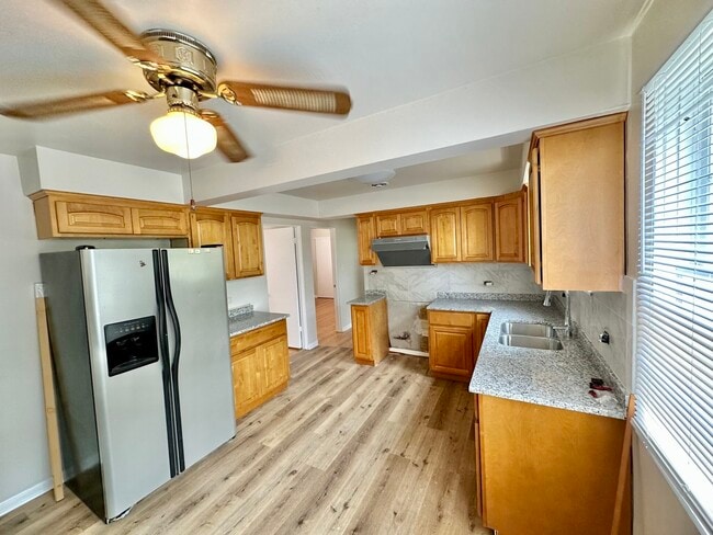 Building Photo - 5640 N Talman Ave