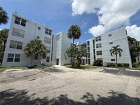 Building Photo - 9440 Live Oak Pl
