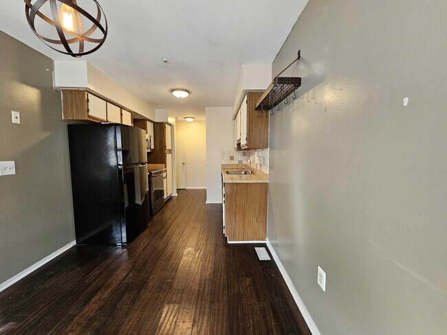 Building Photo - 2011 Vine Way Dr