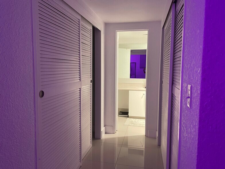 2 nice -sized closet - 4001 S Ocean Dr