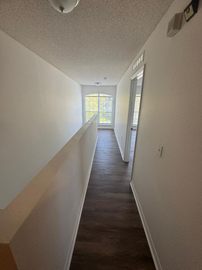 Building Photo - Beautiful 3/2 townhome