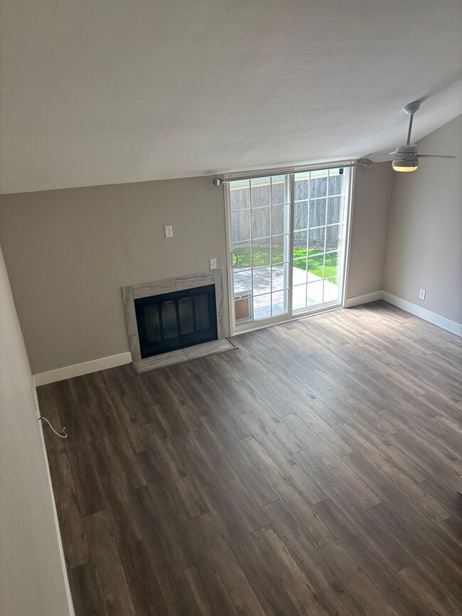 Building Photo - Renovated two bedroom two bath townhome, Windsor!!