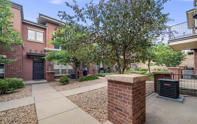 Building Photo - Updated 2BD, 2.5BA Townhome in Centennial ...
