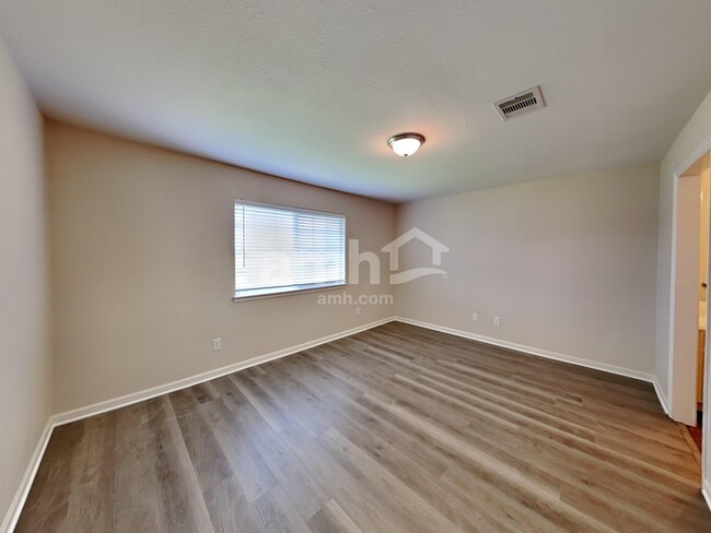 Building Photo - 501 Falcon Lake Dr