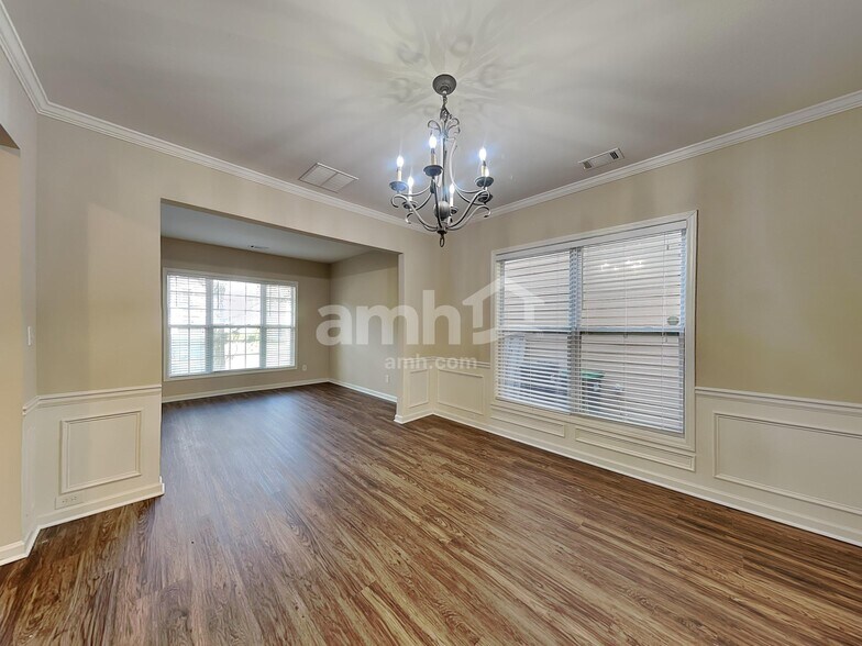 Building Photo - 2323 Jasmine Glen Dr