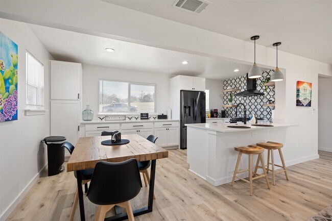 Building Photo - 6104 Reicher Dr