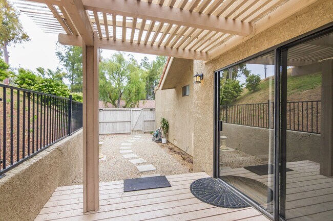 Building Photo - Beautiful two-bedroom, two-bath home in Oa...