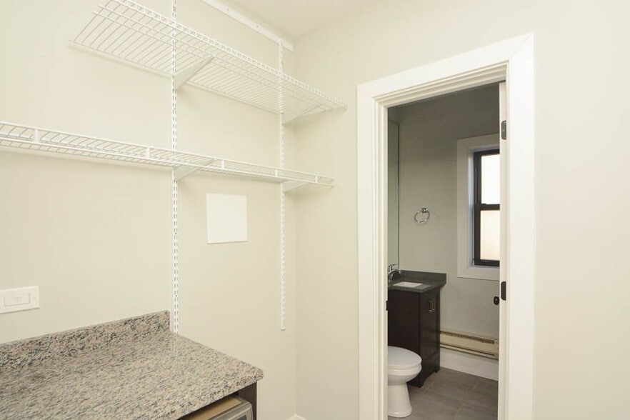 Building Photo - 714 W Brompton Ave