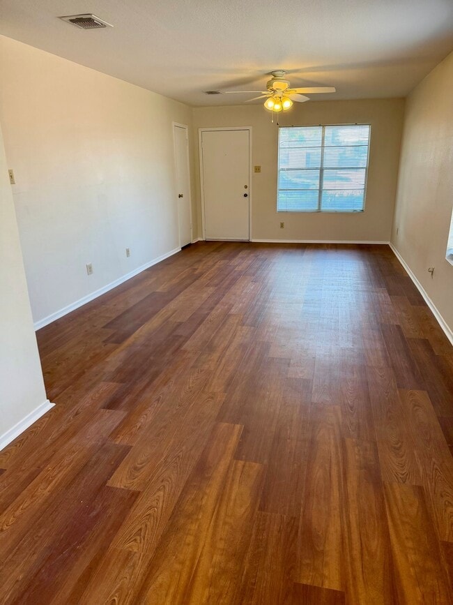 Building Photo - 512 Karen Dr