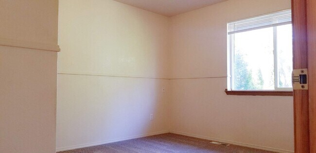 Building Photo - Refreshed and Move in ready 04/20/2026 - 4 bedrooms in Lacey - North Thurston School district.