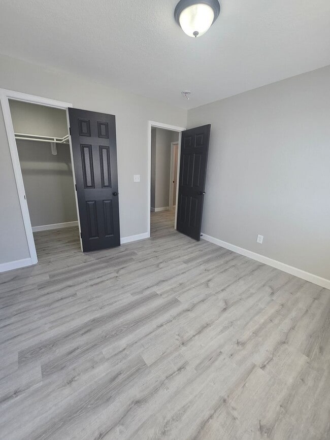 Building Photo - 2 Bedroom , 1 Bathroom Apartment!