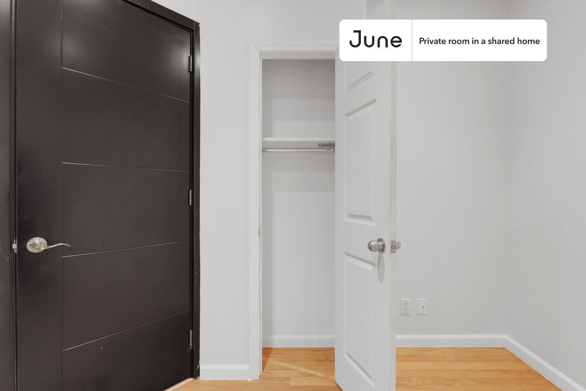 Building Photo - Private bedroom in 4 bed/2 bath Home