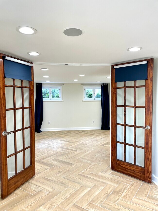 bedroom w French doors - 1555 E Browning Ave