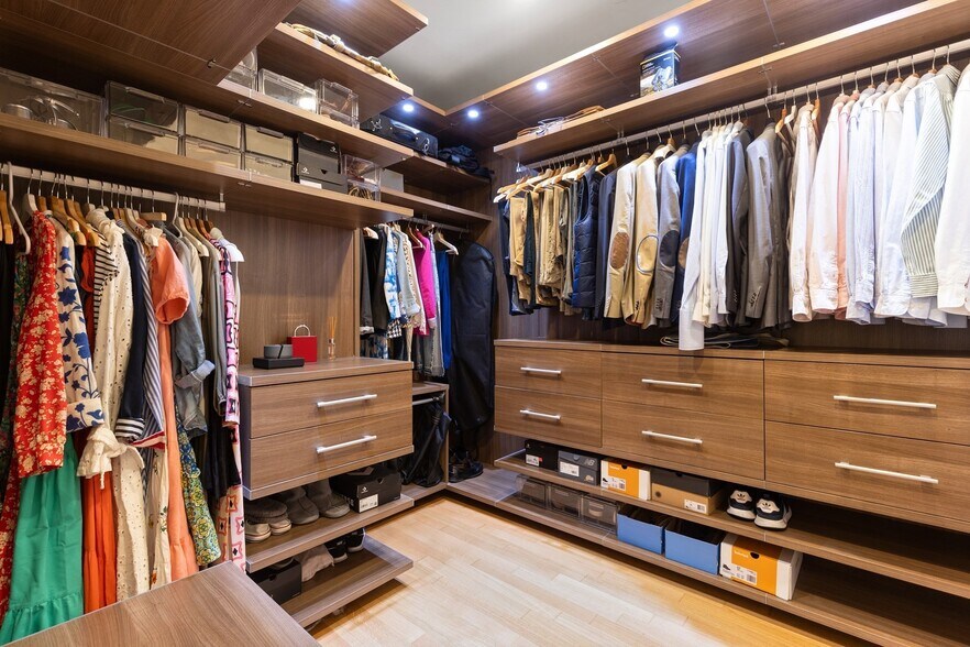 Building Photo - 400 Stuart St