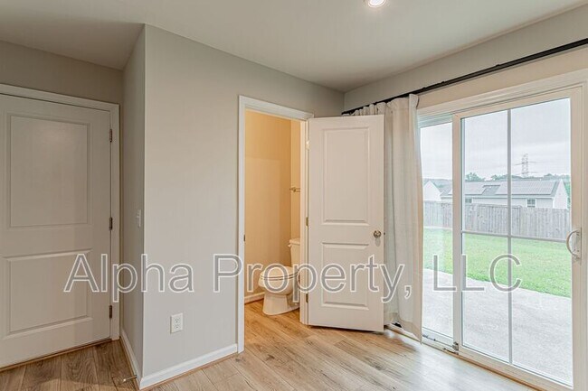 Building Photo - 10 Torrington Dr