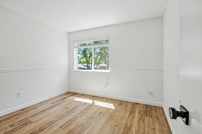 Building Photo - 5260-5262 Springcrest Drive