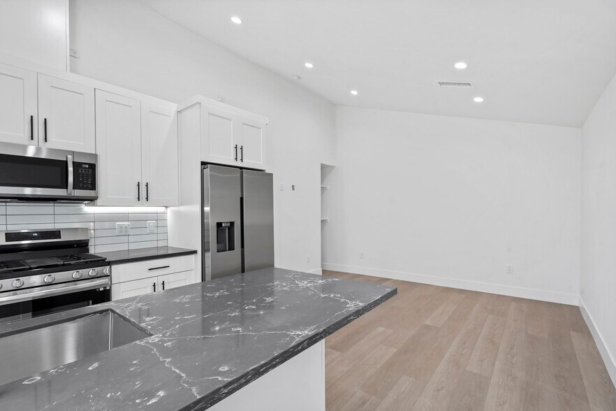 Building Photo - 7906 Oakdale Ave