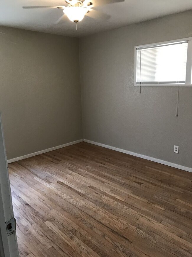 Building Photo - Pre Leasing for Fall 2026!!