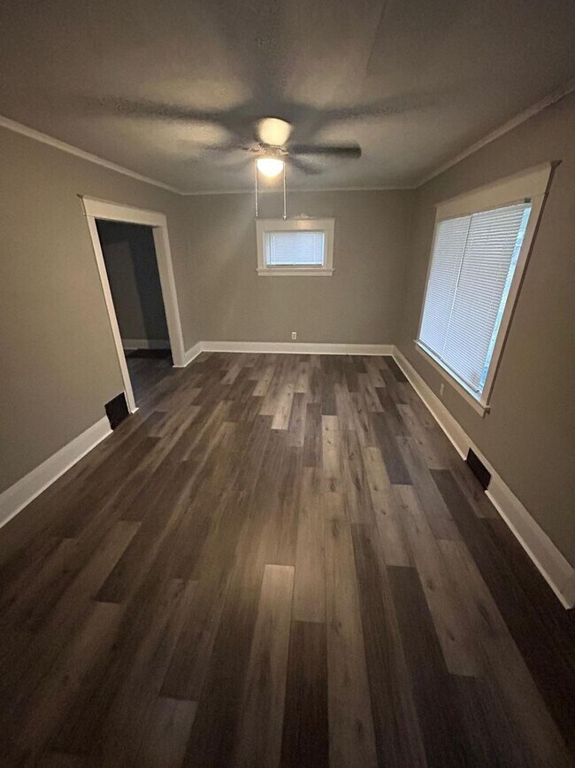 Building Photo - Rent ready!