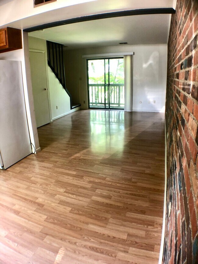 Building Photo - $1,200 - 2 Bed/1 Bath Private area near the Oval