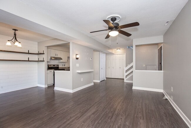 Building Photo - 2 bedroom/1.5 bath condo! North Royalton!!