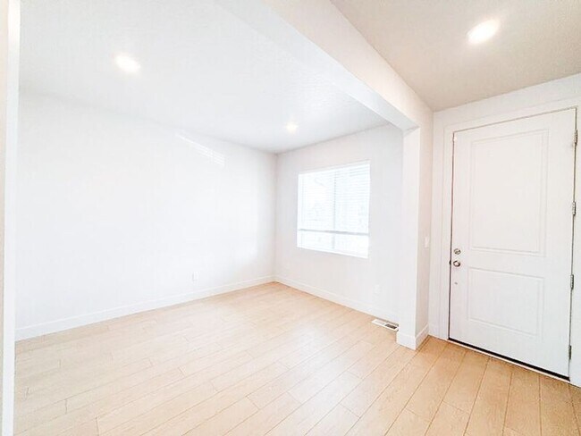Building Photo - 414 W Snowberry Dr