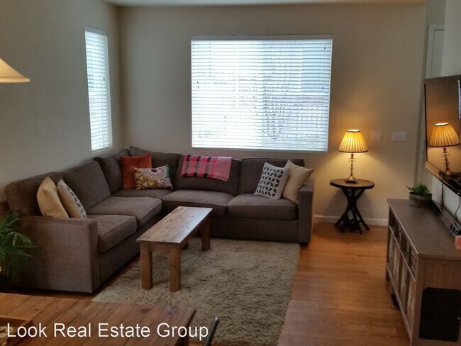 Building Photo - 3 br, 2.5 bath House - 2234 Tamarac St