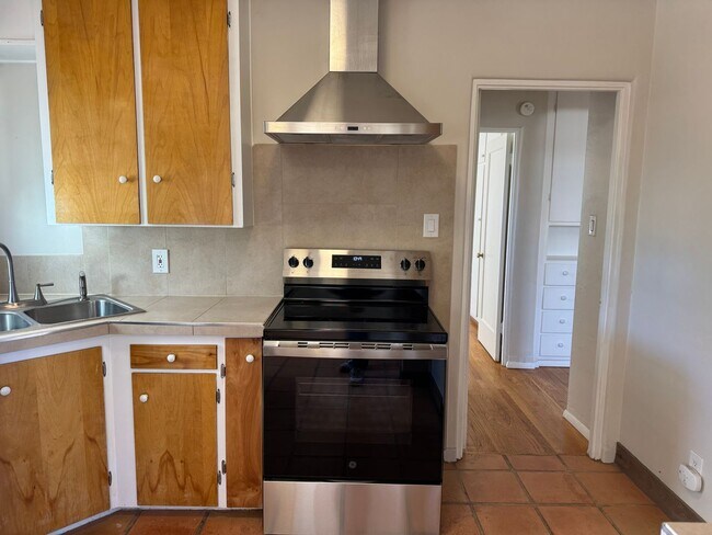 Building Photo - Victory Hills Charm!