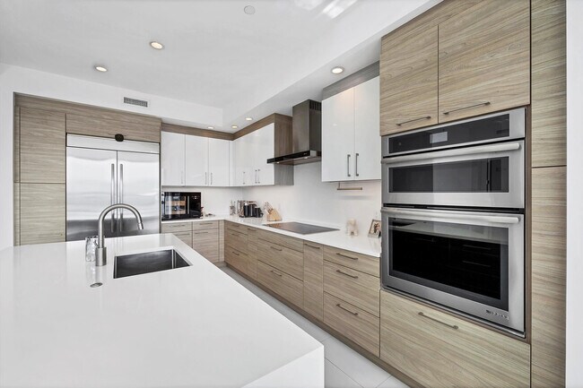 Building Photo - 1155 N Gulfstream Ave