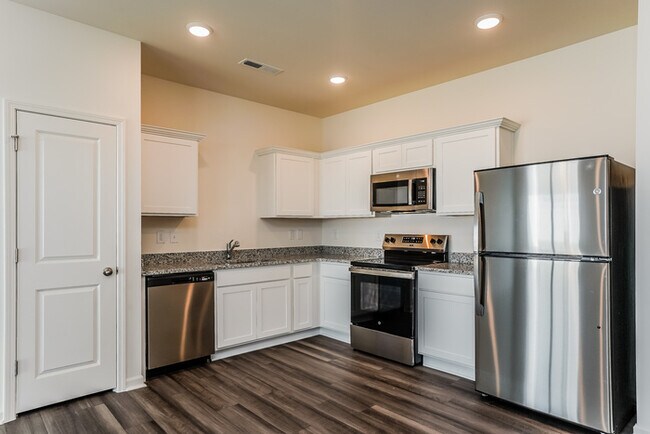 Building Photo - Fantastic 3bd/2ba home! Coming soon!