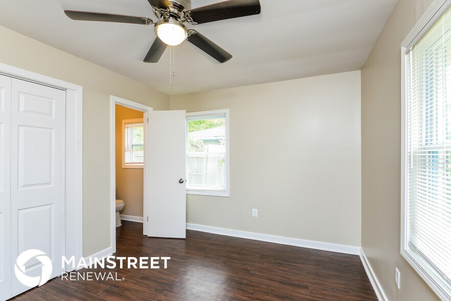 Building Photo - 1281 Hiawatha Dr NE