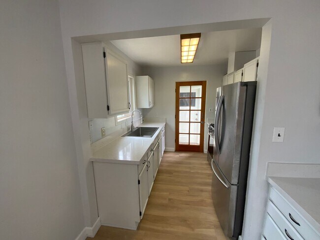 Building Photo - Great Location Close to Schools
