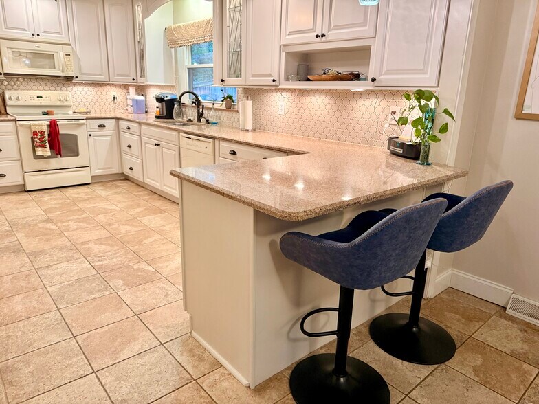 Building Photo - 5200 Skyline Dr