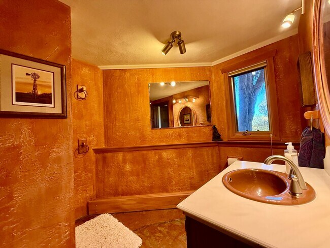 Building Photo - Historic Manitou Springs Home for Rent – M...