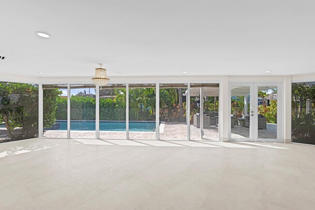 Building Photo - 391 SE 7th Ave