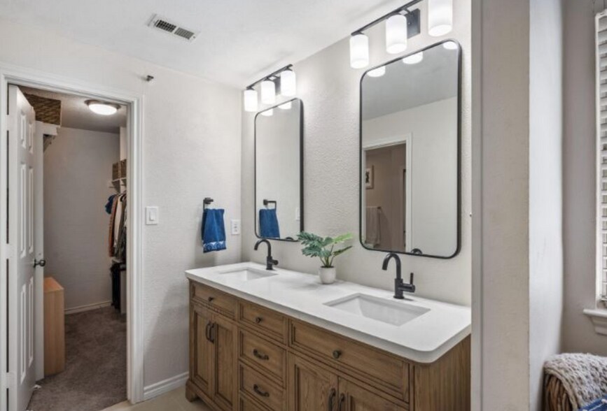 Building Photo - 3015 Bryan St