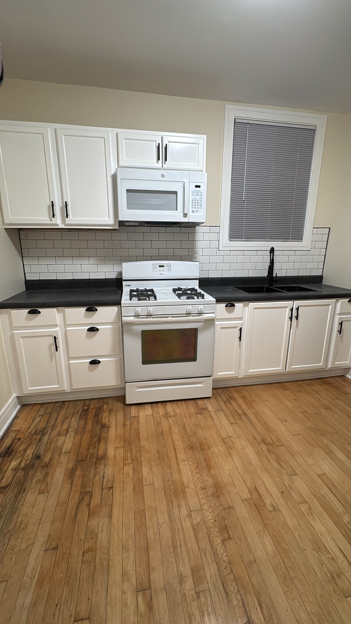 Building Photo - 610 E 74th St