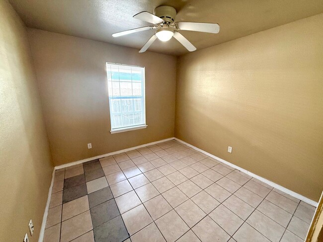 Building Photo - 424 Amires Pl
