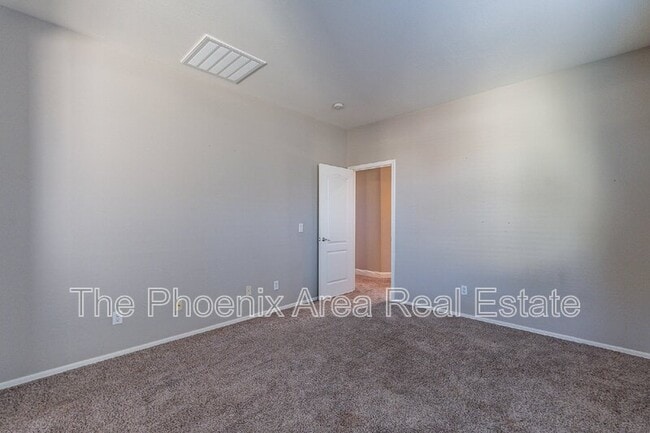 Building Photo - 2741 E Yellowstone Pl