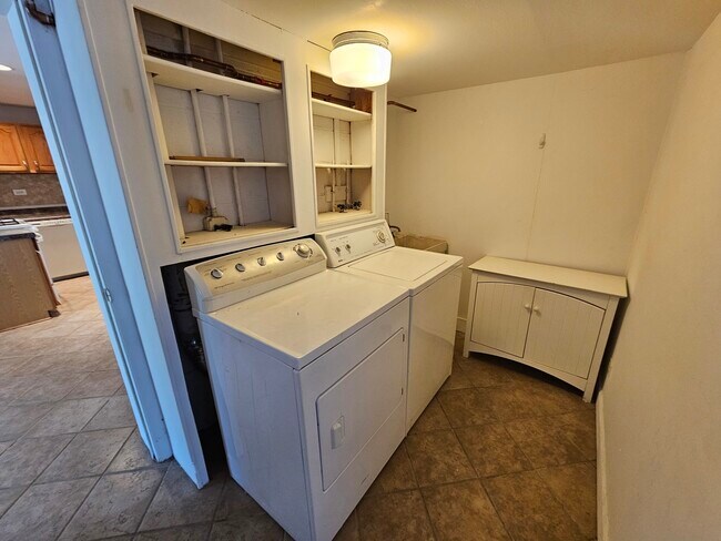 Building Photo - 829 Pondview Ct