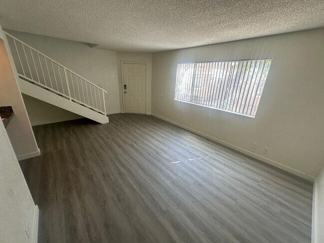 Building Photo - 100 S Crestline Dr